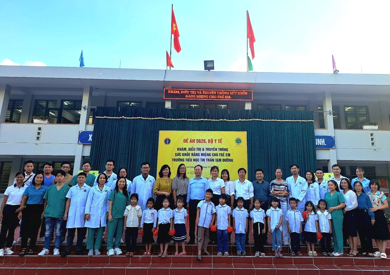 Đoàn công tác chụp ảnh kỉ niệm cùng các em học sinh